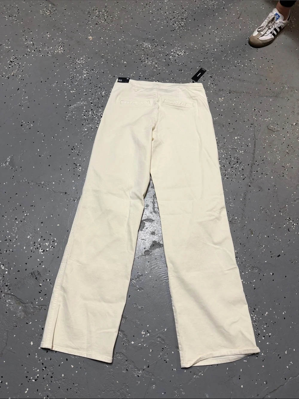 Express Cream Wide-Leg Jeans with Button Accent - Picture 4 of 5